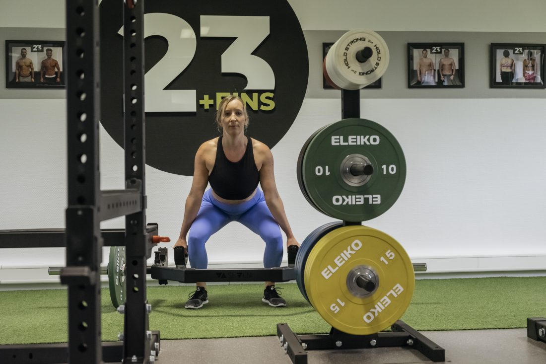 Frau im Training beim Kreuzeheben